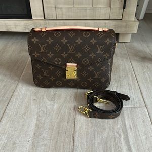 Perfect size Loui Vuitton bag